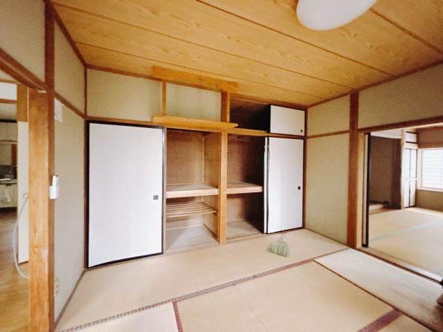 【中古戸建】前橋市下大島町の和室|■和室｜和室を書斎にしたり、冬にはコタツを敷いて家族みんなで年越しをするのもいいですね。家族みんなのお気に入りの空間になります♪
