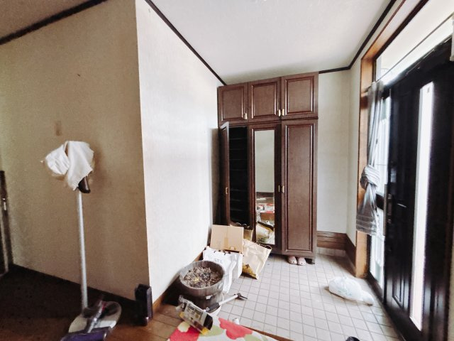 【中古戸建】前橋市下大島町の玄関|■玄関｜毎日の「いってらっしゃい」や「お帰りなさい」を大切なご家族と過ごす玄関は〈使いやすさ〉を追求しております。玄関横の物入は急な来客時でもさっとお片付けできるスペースを確保しています。