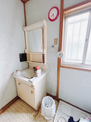 【中古戸建】前橋市下大島町の独立洗面台|■洗面室｜洗濯機を置いてもゆとりある広さの洗面脱衣室です♪三面鏡の洗面化粧台なので身支度もしやすくおしゃれが好きな方にも嬉しい設計です♪窓があるので換気の際も楽ちんです♪