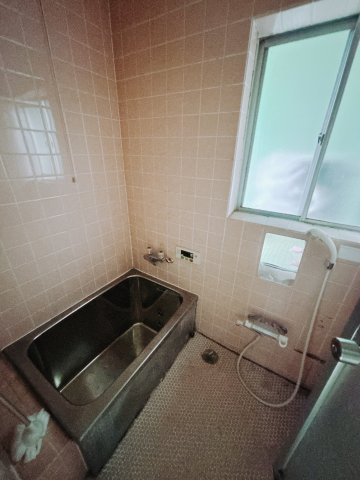 【中古戸建】前橋市下大島町の浴室|■浴室｜窓付きの浴室になっています。常に換気もできますので、綺麗を保てます♪