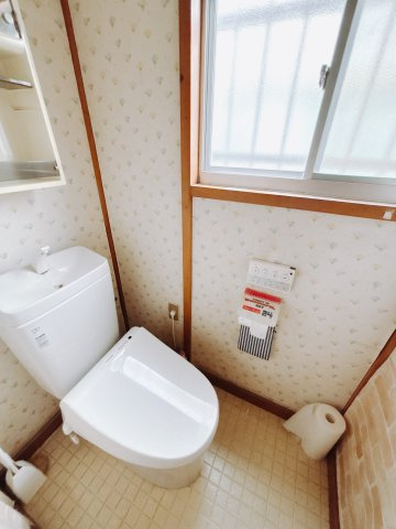 【中古戸建】前橋市下大島町のトイレ|■トイレ｜窓付きのトイレです。白を基調としていますので、清潔感溢れるトイレですね♪
