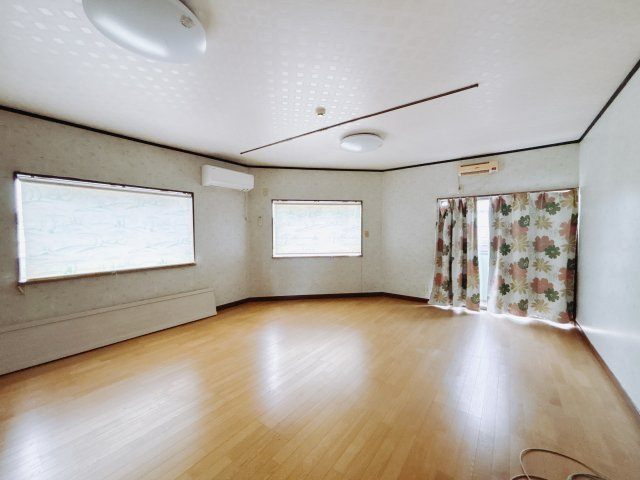 【中古戸建】前橋市下大島町の洋室|■洋室｜ナチュラルカラーの床です。模様替えなどとても楽しく工夫できます♪陽当たり、風通しもとても良いので毎日快適な生活スタートです！子供部屋にも良いですね♪