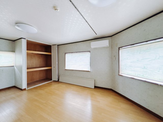 【中古戸建】前橋市下大島町の洋室|■洋室｜洋室には大きな窓をご用意しています。日中はあたたかな日差し差し込み自分時間も充実できますね＾＾