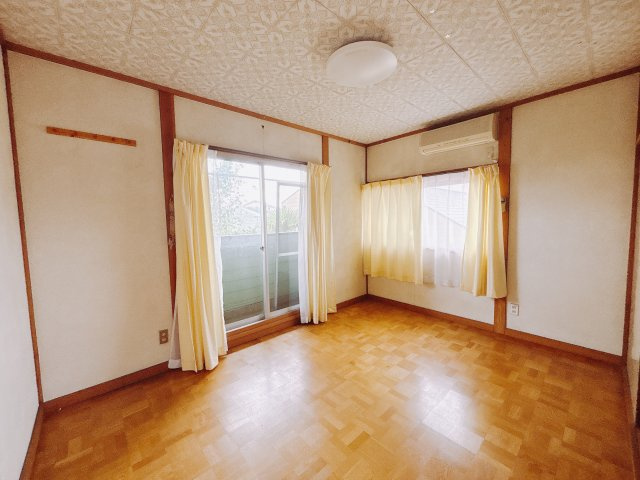 【中古戸建】前橋市下大島町の洋室|■洋室｜2面採光で明るい1階の洋室。フローリングなので、お掃除がしやすいです♪大きな収納もあって嬉しい！