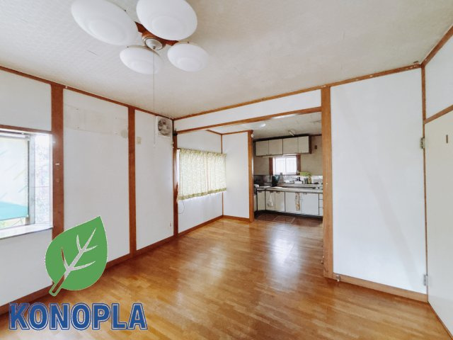 【中古戸建】前橋市下大島町の居間・リビング|■リビング｜時の流れと共に陽射しは装いを変え空間に新たな彩りを与えます。一日中家に居ても飽きることなく過ごすことができる素敵な空間です♪