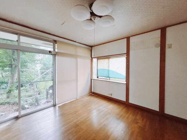【中古戸建】前橋市下大島町の居間・リビング|■リビング｜落ち着きのある表情を見せるリビングダイニング。太陽の光がたっぷり差し込むリビングは、自然とご家族が集まる居心地の良い空間です。