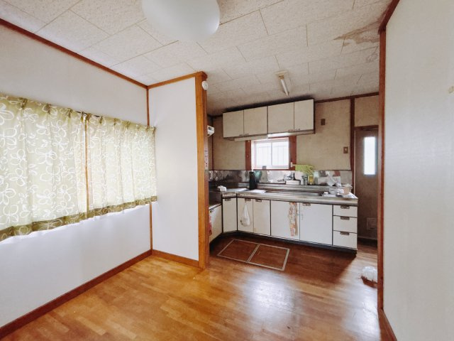 【中古戸建】前橋市下大島町の居間・リビング|■リビング｜木製で懐かしさのある家具やアンティーク調の小物に囲まれてレコードを流したり小説を読んだり…そんな心ときめく暮らしをしませんか？