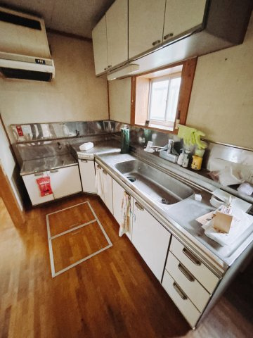 【中古戸建】前橋市下大島町のキッチン|■キッチン｜収納たっぷりのキッチンになっています♪増えていく調理器具もしっかり収納できて安心です♪