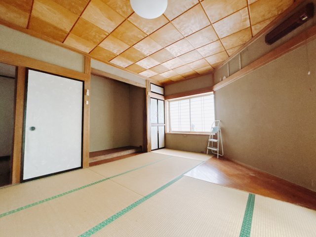 【中古戸建】前橋市下大島町の和室|■和室｜意外と場所をとるアイロンがけや、お洗濯物を畳むときにも広々と使うことができ、ちょっと一休みしたいとき、すぐに横になれるのも魅力です♪