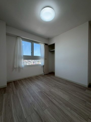 ロイヤルシャトー北40条の洋室