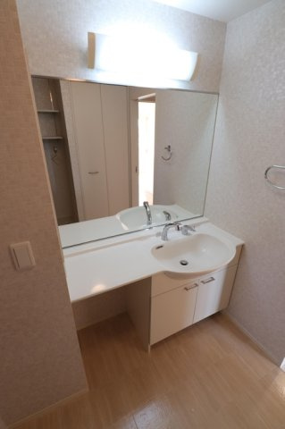 Ｄ－ＲＯＯＭ　ＡＫＡＲＩの洗面所|広い洗面スペースです★