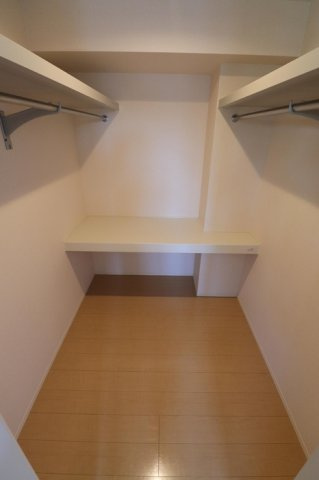 Ｄ－ＲＯＯＭ　ＡＫＡＲＩの収納|ウォークインクローゼットなので収納豊富です☆