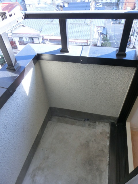 大阪市淀川区新高５丁目の賃貸マンションのバルコニー|エアコン
