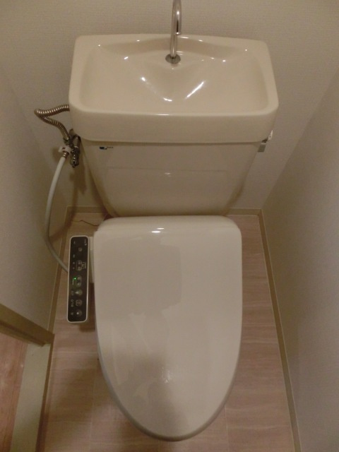 大阪市淀川区新高５丁目の賃貸マンションのトイレ|ウォシュレット