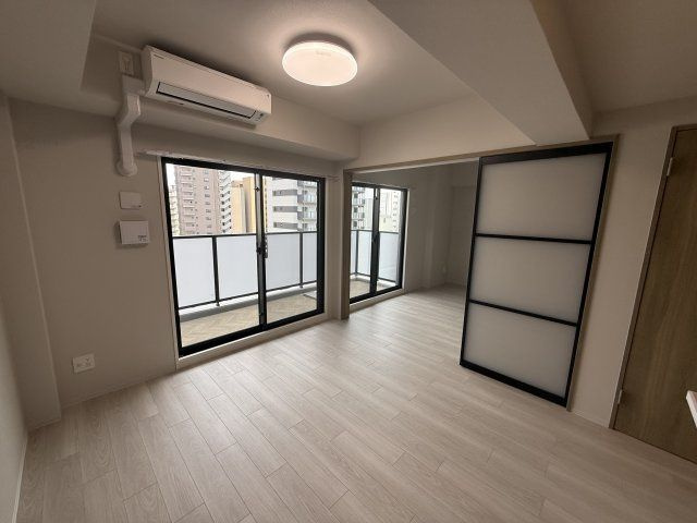 Louis Residence 弁天町の居間・リビング