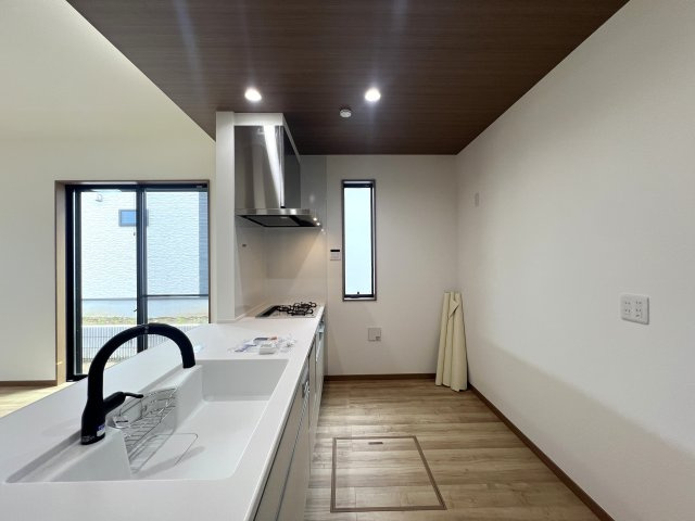 ⌂全１０棟の分譲住宅⌂土地は全て５０坪超で広々カースペースとお庭付き◎田舎者の私は思います。家はデカいに越したコトない！！各棟で間取りが違う見比べ必須な【都筑区東山田４丁目】新築戸建のキッチン|使いやすいキッチンです