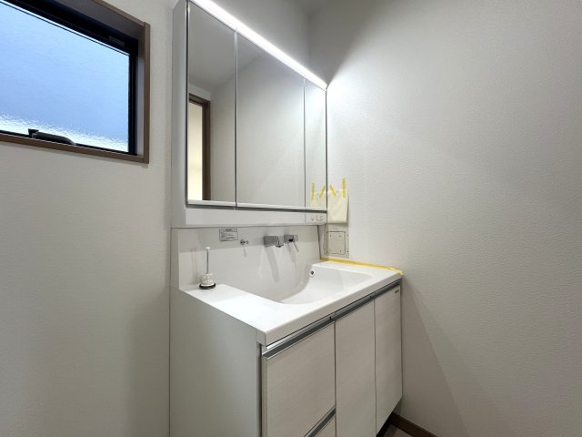 ⌂全１０棟の分譲住宅⌂土地は全て５０坪超で広々カースペースとお庭付き◎田舎者の私は思います。家はデカいに越したコトない！！各棟で間取りが違う見比べ必須な【都筑区東山田４丁目】新築戸建の独立洗面台|独立洗面化粧台付き
