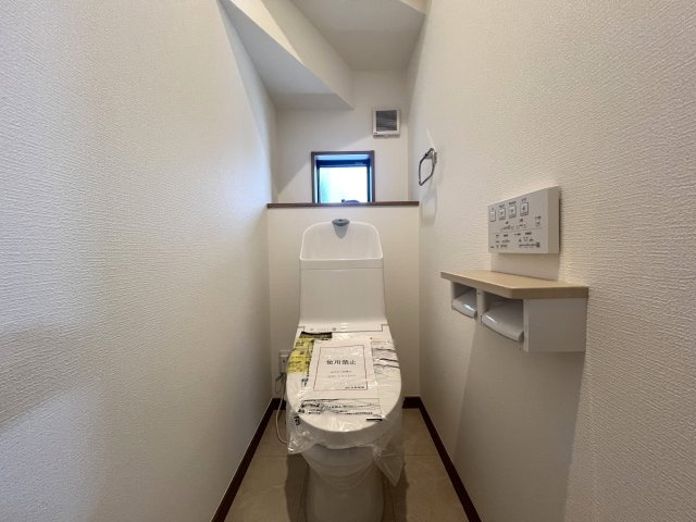 ⌂全１０棟の分譲住宅⌂土地は全て５０坪超で広々カースペースとお庭付き◎田舎者の私は思います。家はデカいに越したコトない！！各棟で間取りが違う見比べ必須な【都筑区東山田４丁目】新築戸建のトイレ|トイレもきれいです