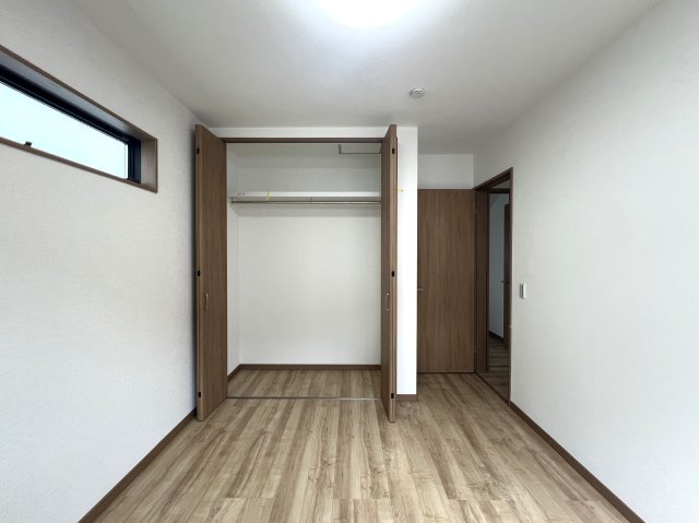 ⌂全１０棟の分譲住宅⌂土地は全て５０坪超で広々カースペースとお庭付き◎田舎者の私は思います。家はデカいに越したコトない！！各棟で間取りが違う見比べ必須な【都筑区東山田４丁目】新築戸建の洋室|スタンダードな洋室です