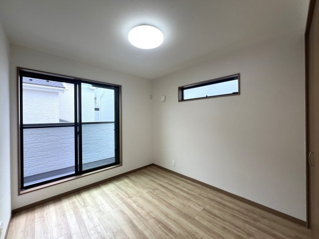 ⌂全１０棟の分譲住宅⌂土地は全て５０坪超で広々カースペースとお庭付き◎田舎者の私は思います。家はデカいに越したコトない！！各棟で間取りが違う見比べ必須な【都筑区東山田４丁目】新築戸建の洋室|スタンダードな洋室です