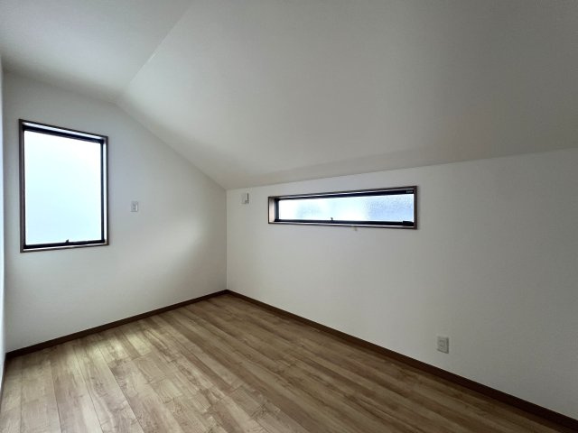⌂全１０棟の分譲住宅⌂土地は全て５０坪超で広々カースペースとお庭付き◎田舎者の私は思います。家はデカいに越したコトない！！各棟で間取りが違う見比べ必須な【都筑区東山田４丁目】新築戸建の洋室|使い勝手のいい洋室です