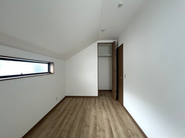 ⌂全１０棟の分譲住宅⌂土地は全て５０坪超で広々カースペースとお庭付き◎田舎者の私は思います。家はデカいに越したコトない！！各棟で間取りが違う見比べ必須な【都筑区東山田４丁目】新築戸建の洋室|個人の部屋や寝室として使える洋室です