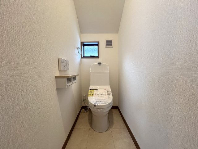⌂全１０棟の分譲住宅⌂土地は全て５０坪超で広々カースペースとお庭付き◎田舎者の私は思います。家はデカいに越したコトない！！各棟で間取りが違う見比べ必須な【都筑区東山田４丁目】新築戸建のトイレ|ゆったりとした空間のトイレです