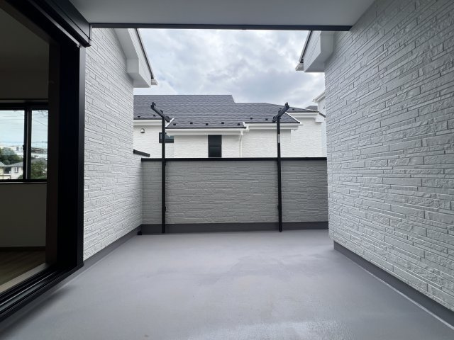 ⌂全１０棟の分譲住宅⌂土地は全て５０坪超で広々カースペースとお庭付き◎田舎者の私は思います。家はデカいに越したコトない！！各棟で間取りが違う見比べ必須な【都筑区東山田４丁目】新築戸建のバルコニー|落ち着いた時間を過ごせるバルコニーです