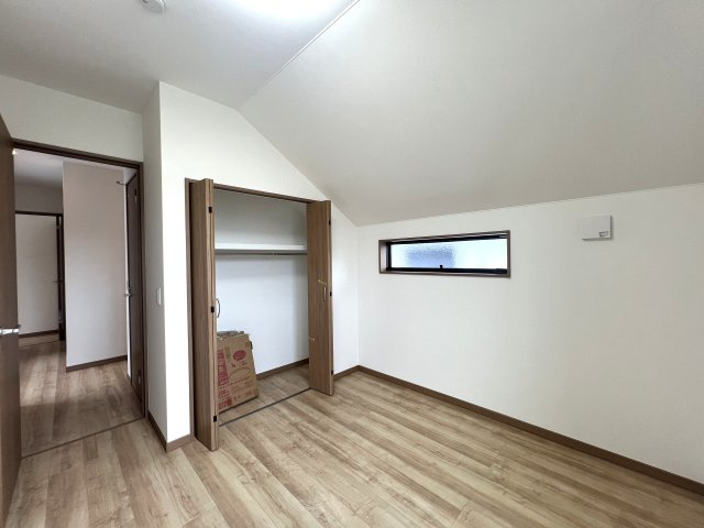 ⌂全１０棟の分譲住宅⌂土地は全て５０坪超で広々カースペースとお庭付き◎田舎者の私は思います。家はデカいに越したコトない！！各棟で間取りが違う見比べ必須な【都筑区東山田４丁目】新築戸建の洋室|個人の部屋や寝室として使える洋室です