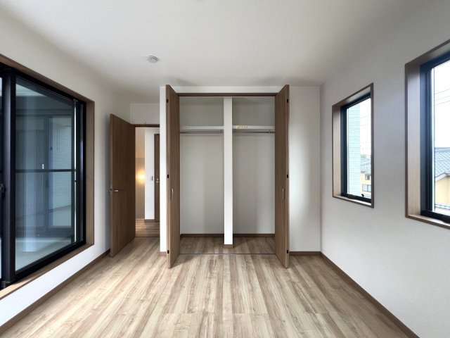 ⌂全10棟の分譲住宅⌂土地は全て50坪超で広々カースペースとお庭付き◎なんてＧＯＯＤな【都筑区東山田4丁目新築戸建】の洋室|洋室です