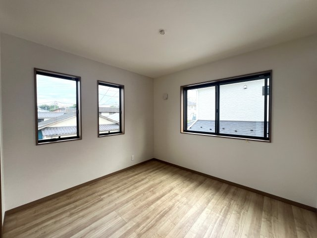 ⌂全１０棟の分譲住宅⌂土地は全て５０坪超で広々カースペースとお庭付き◎田舎者の私は思います。家はデカいに越したコトない！！各棟で間取りが違う見比べ必須な【都筑区東山田４丁目】新築戸建の洋室|洋室です