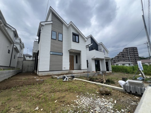 ⌂全１０棟の分譲住宅⌂土地は全て５０坪超で広々カースペースとお庭付き◎田舎者の私は思います。家はデカいに越したコトない！！各棟で間取りが違う見比べ必須な【都筑区東山田４丁目】新築戸建の外観|外観は落ち着いています
