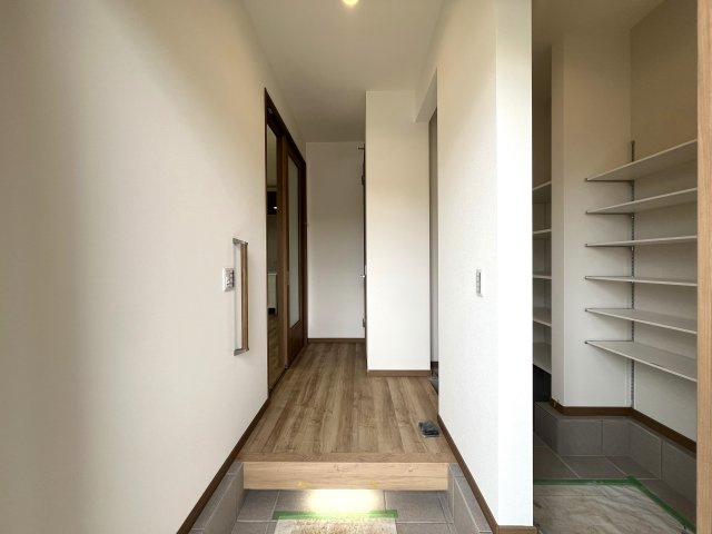 ⌂全10棟の分譲住宅⌂土地は全て50坪超で広々カースペースとお庭付き◎なんてＧＯＯＤな【都筑区東山田4丁目新築戸建】の玄関|明るい玄関です