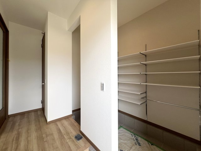 ⌂全10棟の分譲住宅⌂土地は全て50坪超で広々カースペースとお庭付き◎なんてＧＯＯＤな【都筑区東山田4丁目新築戸建】の玄関|収納もある玄関です
