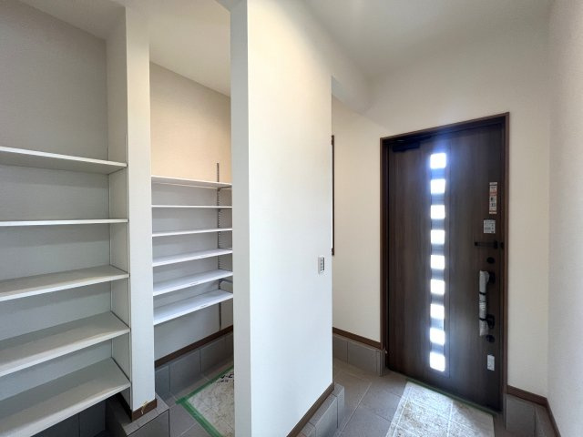 ⌂全１０棟の分譲住宅⌂土地は全て５０坪超で広々カースペースとお庭付き◎田舎者の私は思います。家はデカいに越したコトない！！各棟で間取りが違う見比べ必須な【都筑区東山田４丁目】新築戸建の玄関|シンプルで使いやすい玄関です