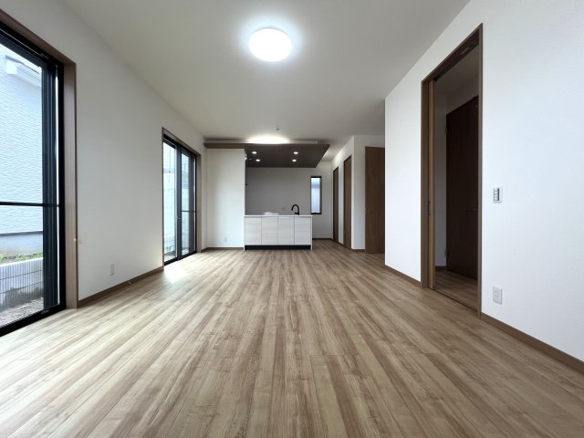⌂全１０棟の分譲住宅⌂土地は全て５０坪超で広々カースペースとお庭付き◎田舎者の私は思います。家はデカいに越したコトない！！各棟で間取りが違う見比べ必須な【都筑区東山田４丁目】新築戸建の居間・リビング|居間です