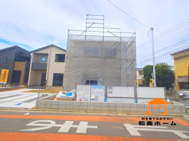 リーブルガーデン高松市仏生山町第七◇2026年度補助金対象の長期優良住宅です！の前面道路含む現地写真|前面道路が広いので、ファミリーカーのような大きな車でも車庫入れも余裕を持ってできるのが魅力的なお家です。