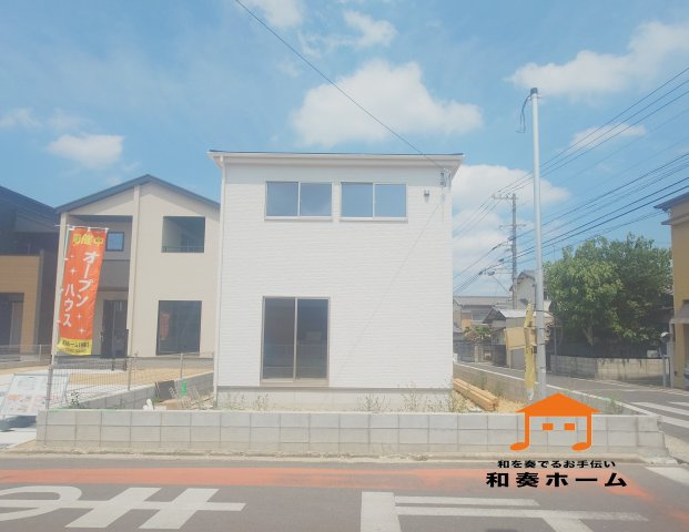 リーブルガーデン高松市仏生山町第七◇2026年度補助金対象の長期優良住宅です！の前面道路含む現地写真|前面道路が広いので、ファミリーカーのような大きな車でも車庫入れも余裕を持ってできるのが魅力的なお家です。