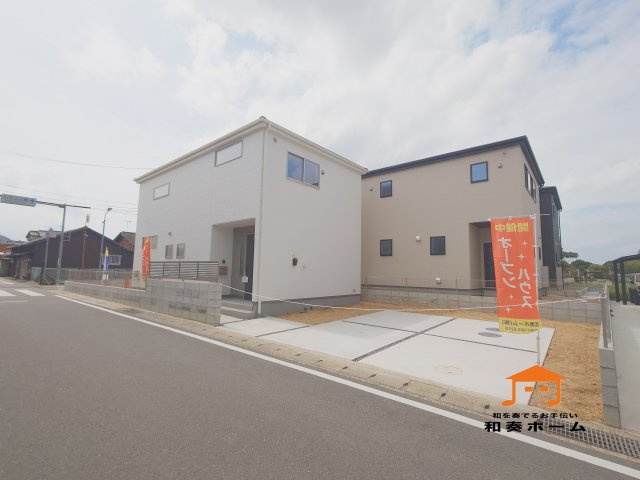 リーブルガーデン高松市仏生山町第七◇2026年度補助金対象の長期優良住宅です！の前面道路含む現地写真|３号棟外観
広い敷地にゆったりとした配置で住宅が建てられ、日照や通風にも十分に配慮されています。
