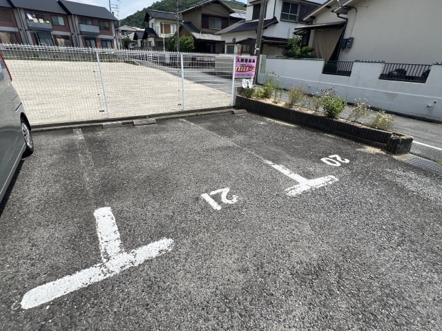 ラ・バレーヌ辻井の駐車場