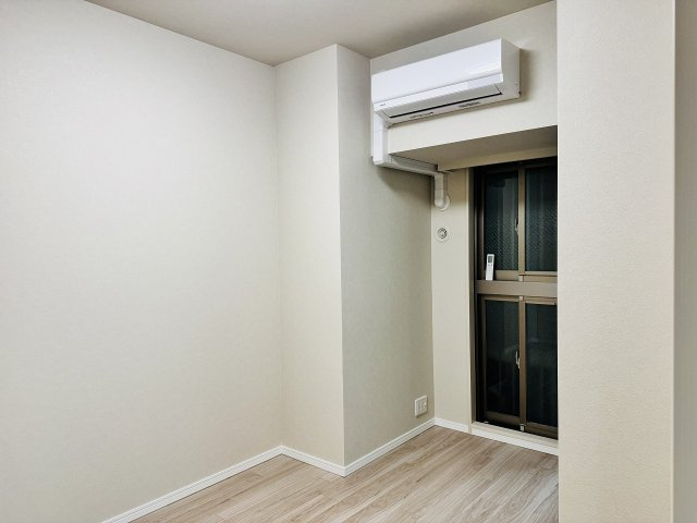 ミッドプレイス八王子の子供部屋|～玄関入って右手、5.5帖の洋室です～