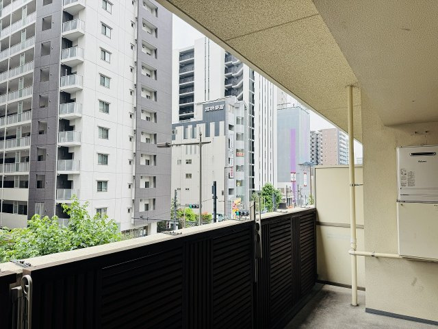 ミッドプレイス八王子のバルコニー|～広々としている南向きバルコニー　陽当たり良好、洗濯物がよく乾きそうです～