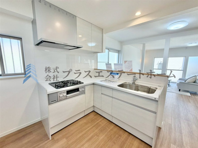 【キッチン】 | 長田区片山町1丁目戸建 | 天窓で明るいL字キッチン♪L字キッチンは効率的な調理が可能♪作業スペースと収納力が広いため、複数人での料理や調理家電の活用にも最適です♪