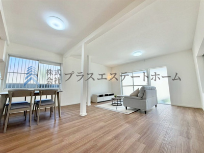 【居間・リビング】 | 長田区片山町1丁目戸建 | リビング～ダイニングと緩やかにつながるセミオープンキッチン♪さえぎるものの少ない広々空間は家族や友人との時間を楽しむのにぴったりです♪