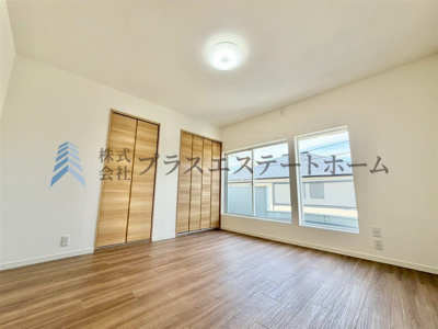 【洋室】 | 長田区片山町1丁目戸建 | 居室にはクローゼットを完備♪自由度の高い家具の配置が叶うシンプルな空間です♪お子様の成長と人数と共に必要になる子供部屋にもぴったりの間取りですね♪

