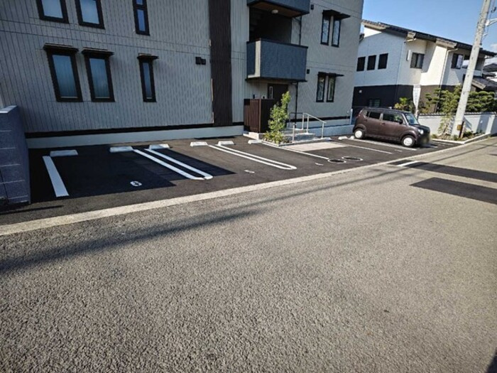 アウェーナス朝美の駐車場