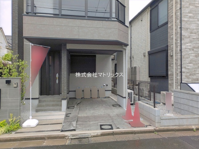 練馬区関町南1丁目　吹抜け×高窓　快適家族空間　デザイン邸宅の駐車場
