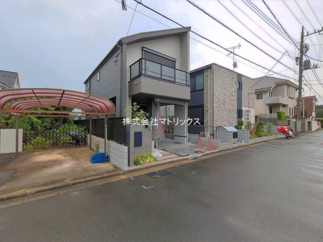 練馬区関町南1丁目　吹抜け×高窓　快適家族空間　デザイン邸宅の前面道路含む現地写真