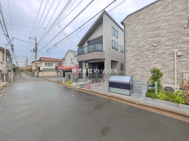 練馬区関町南1丁目　吹抜け×高窓　快適家族空間　デザイン邸宅の前面道路含む現地写真