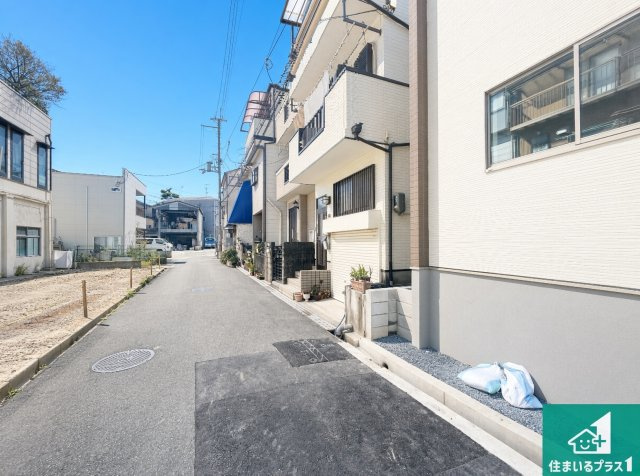 ■豊中市夕日丘　第1期　新築一戸建ての前面道路含む現地写真|周辺は閑静な住宅街！前面道路広々で車の出し入れも便利です。駐車が苦手な方でも安心して車庫入れできます！